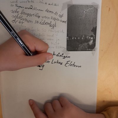 Kind beim Schreiben einer Gemeinschaftsgeschichte